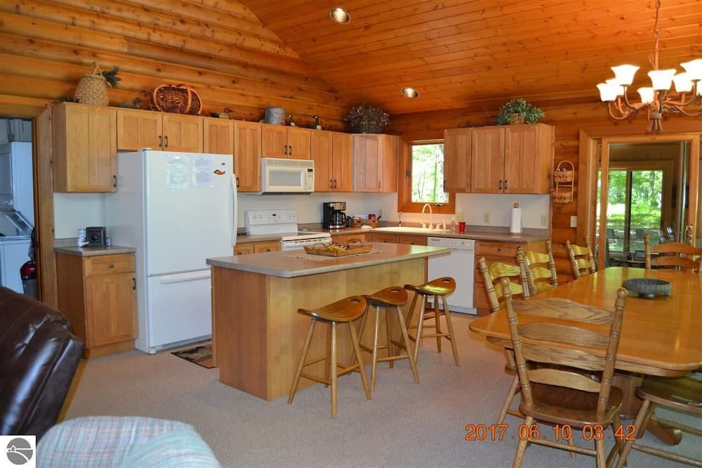 Family Friendly Cabin On The Banks Of The Betsie River Near