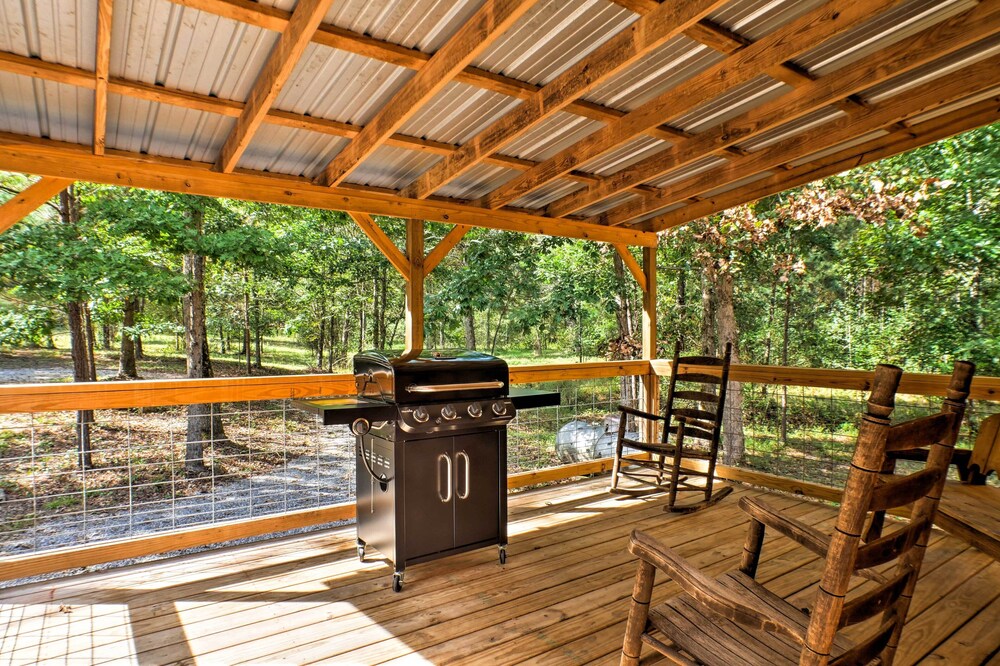 Balcony, Peaceful Cabin w/ WiFi, 3 Miles to Little River!