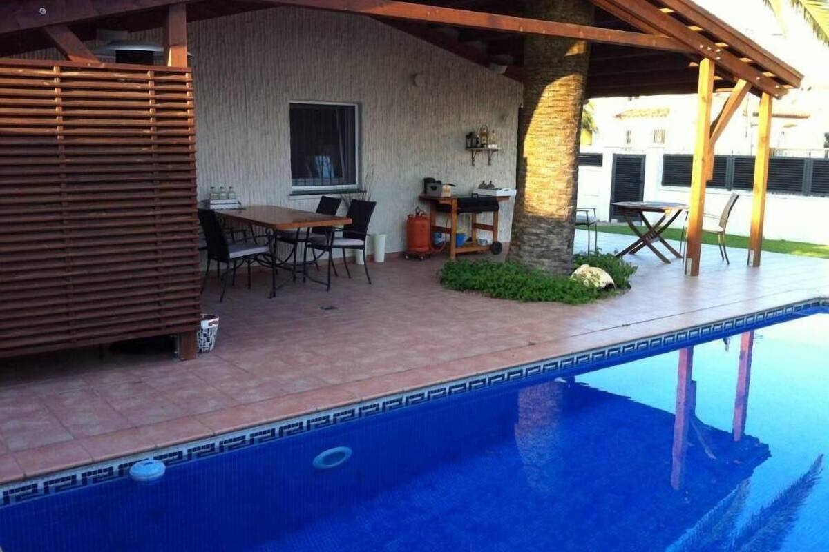 Empuriabrava Comfortable Villa With Swimming Pool 21 Room Prices Deals Reviews Expedia Com