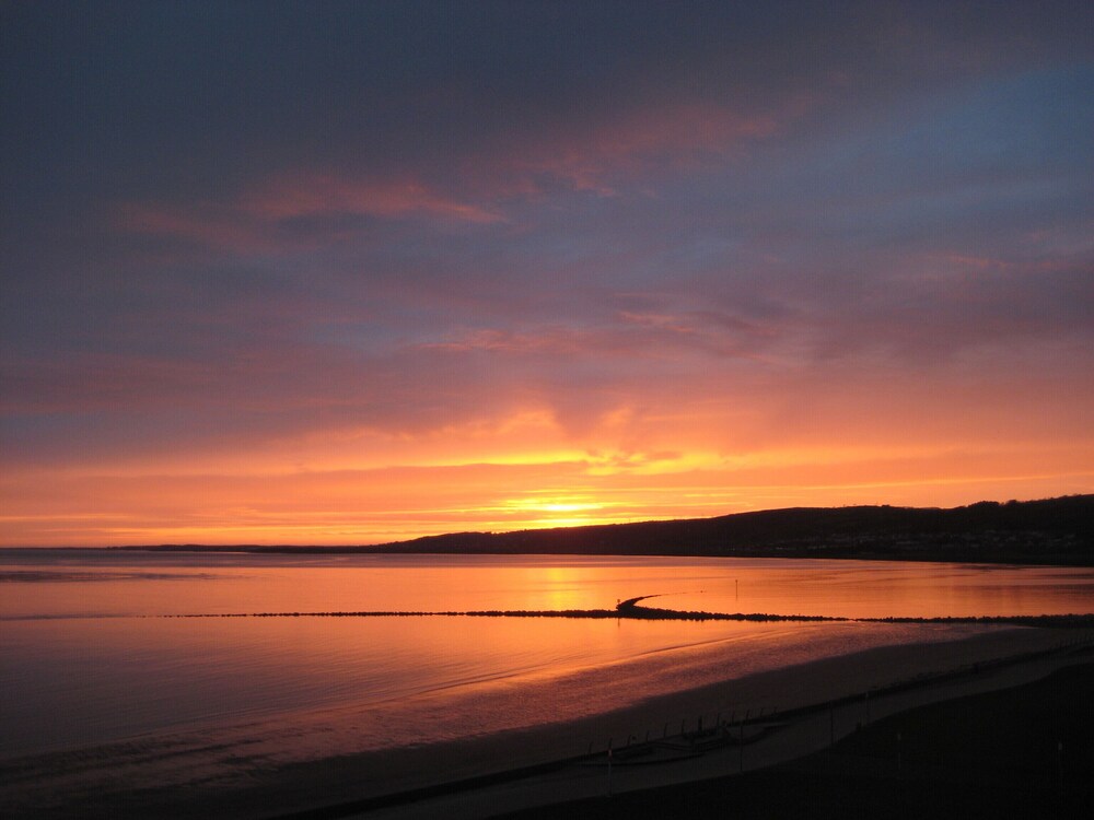 5* Self Catering Penthouse, Llanelli, Beach, Sea Views, Walks, Golf