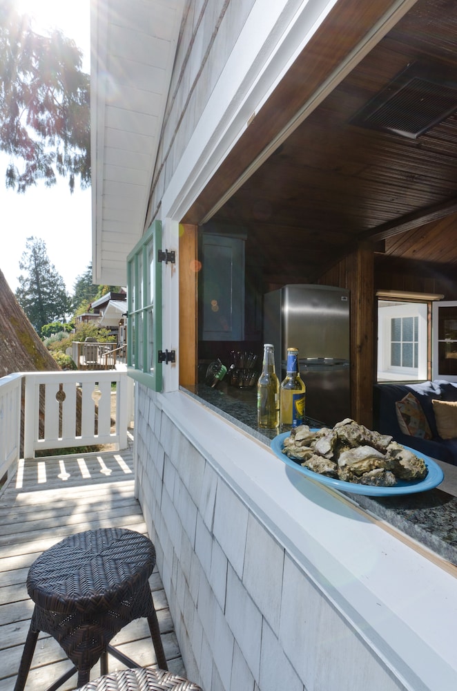 Hood Canal, 1930's Beach Cottage, 315' Cove with Oysters! Hoodsport