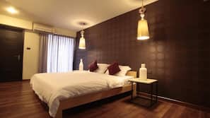 In-room safe, blackout curtains, free WiFi, linens