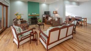 Desk, free WiFi, wheelchair access