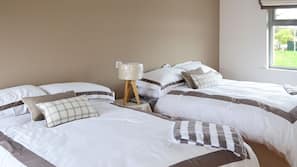 6 bedrooms, iron/ironing board, Internet, linens