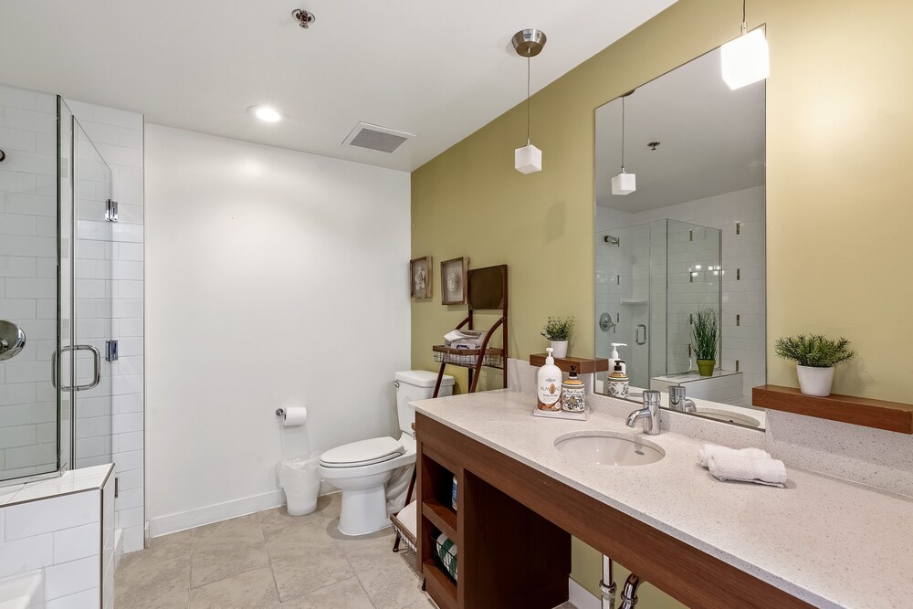 Beautiful 2 bedroom Lake and Pool view property at Lake Las Vegas