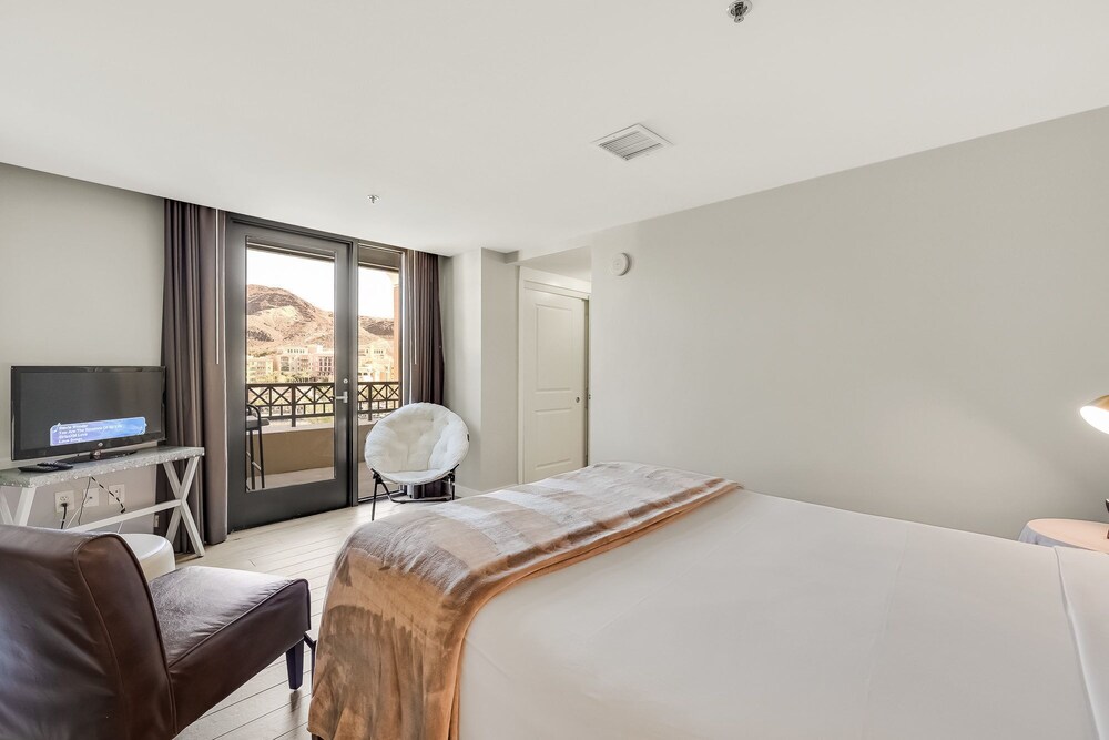 Beautiful 2 bedroom Lake and Pool view property at Lake Las Vegas