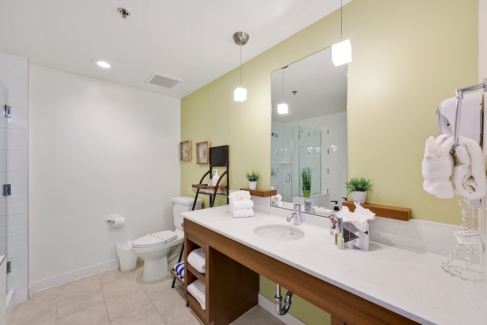 Beautiful 2 bedroom Lake and Pool view property at Lake Las Vegas