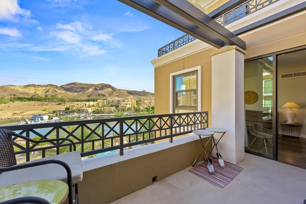 Beautiful 2 bedroom Lake and Pool view property at Lake Las Vegas