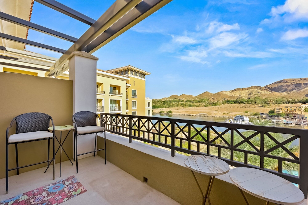 Beautiful 2 bedroom Lake and Pool view property at Lake Las Vegas