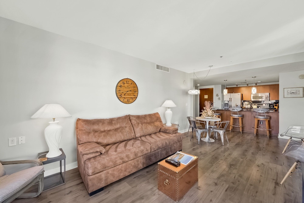 Beautiful 2 bedroom Lake and Pool view property at Lake Las Vegas