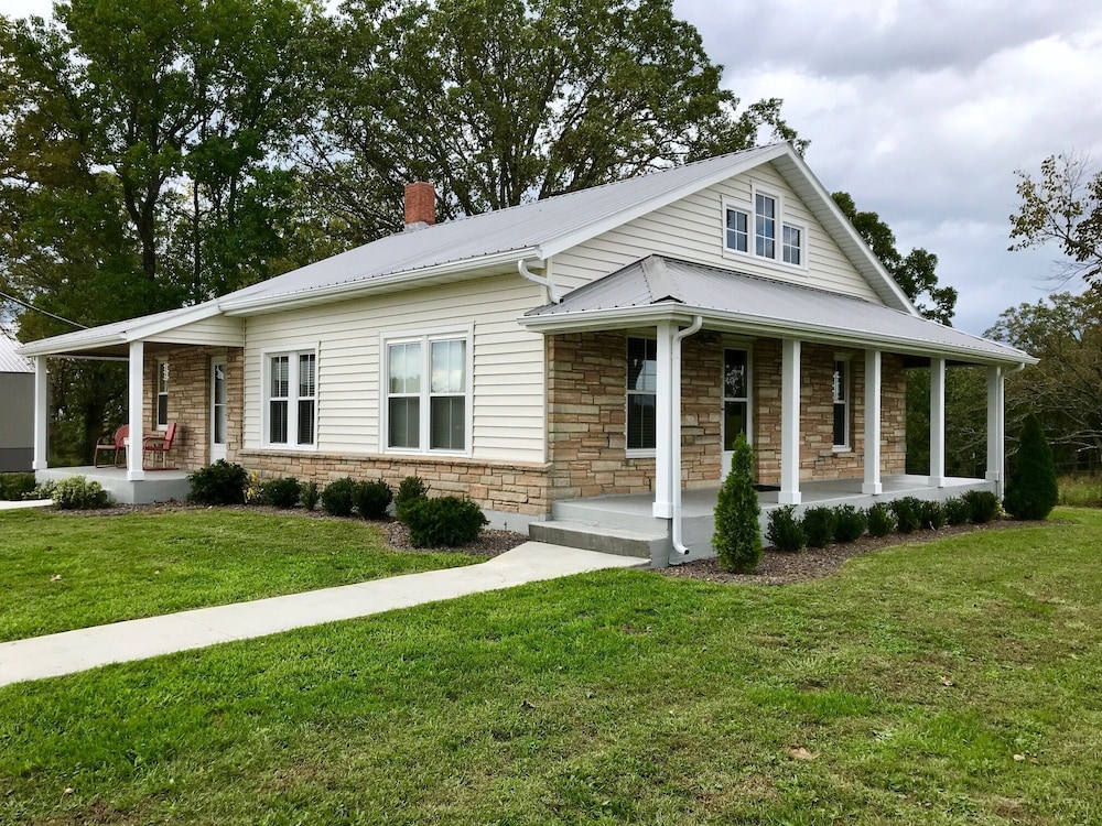 Exterior, Spacious Farmhouse Getaway Rolla Missouri S&T Fort Leonard Wood st. James