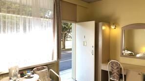 Premium bedding, desk, iron/ironing board, free WiFi
