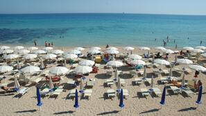 Una spiaggia nelle vicinanze
