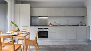 Full-sized fridge, microwave, oven, hob