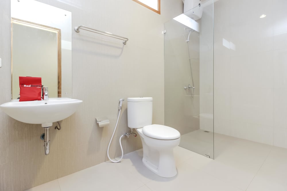 Photo - RedDoorz Premium near Ragunan Zoo 2