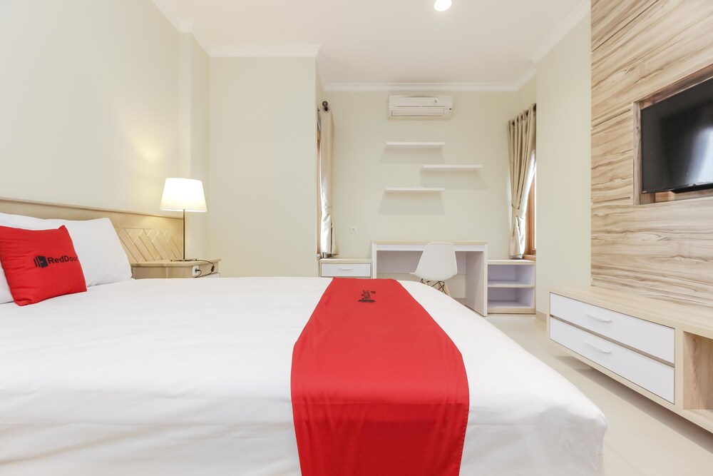 Photo - RedDoorz Premium near Ragunan Zoo 2