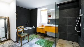 Douche, articles de toilette gratuits, sèche-cheveux