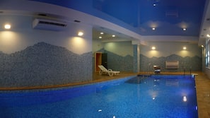 Indoor pool, sun loungers