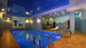 Indoor pool, sun loungers