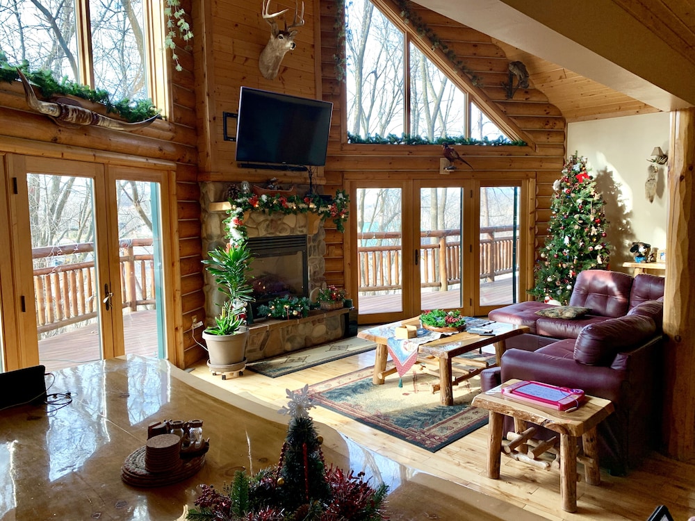 New Listing!Beautiful Log Cabin near Devil`s Lake. in Baraboo Best