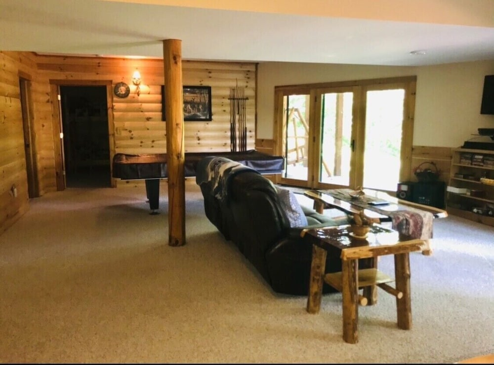 New Listing!Beautiful Log Cabin near Devil`s Lake. in Baraboo Best