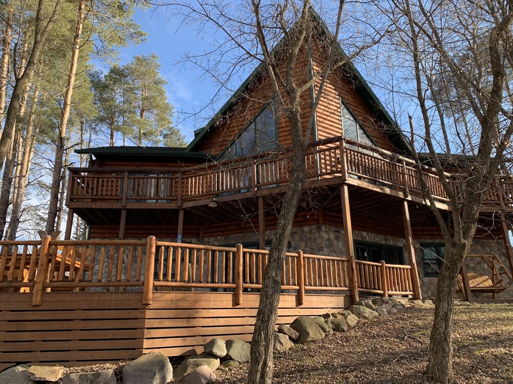 New Listing!Beautiful Log Cabin near Devil`s Lake. in Baraboo Best