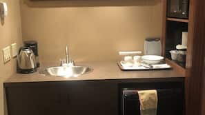Réfrigérateur, micro-ondes, cafetière/bouilloire, grille-pain