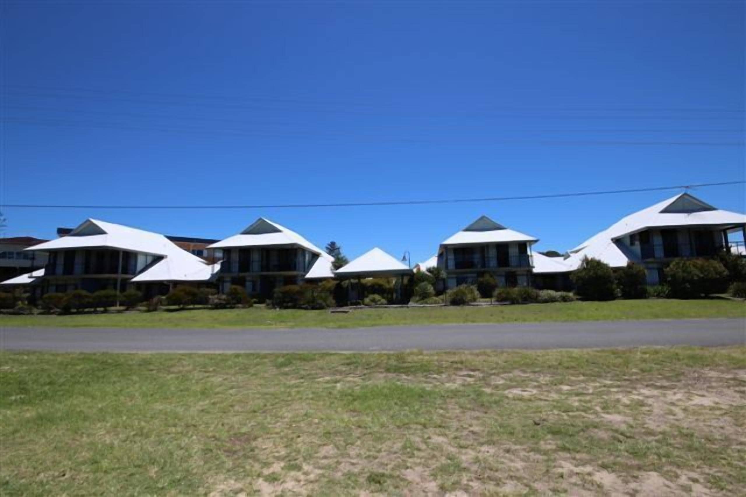 Riverside Holiday Resort - Ground floor unit