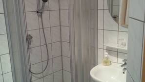 Dusche, kostenlose Toilettenartikel, Haartrockner, Handtücher