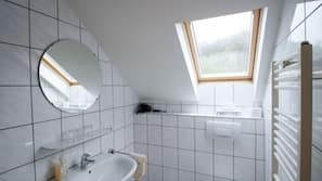 Dusche, kostenlose Toilettenartikel, Haartrockner, Handtücher