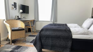 1 soveværelse, allergivenligt sengetøj, skrivebord, mørklægningsgardiner