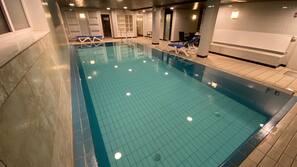 Innenpool, geöffnet von 06:30 Uhr bis 22:00 Uhr, Liegestühle