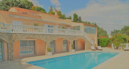Villa La Terre Des Lauriers B&B