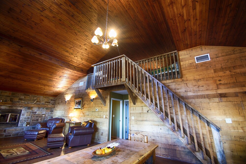Luxurious Cabin with private Niangua River access & view in Windyville
