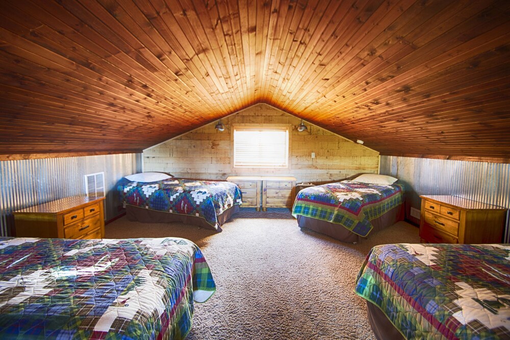 Luxurious Cabin with private Niangua River access & view in Windyville