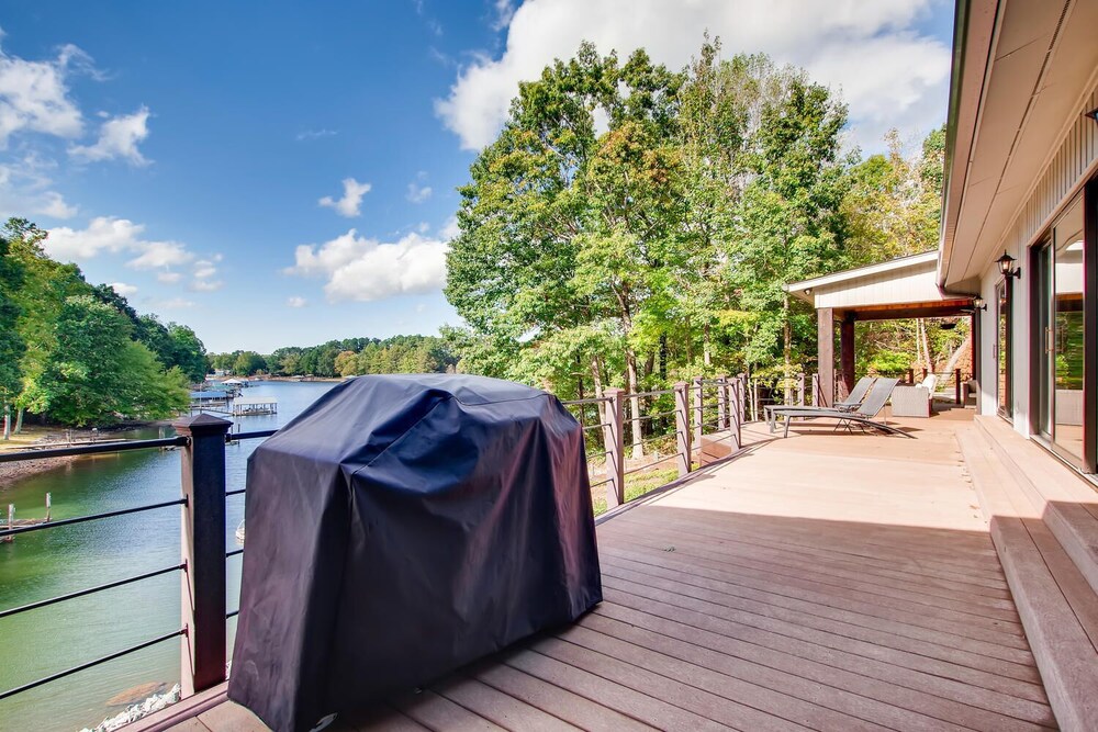 McNaron Escape - Kayaks/Pool Table (Pontoon Boat Rentals Available)