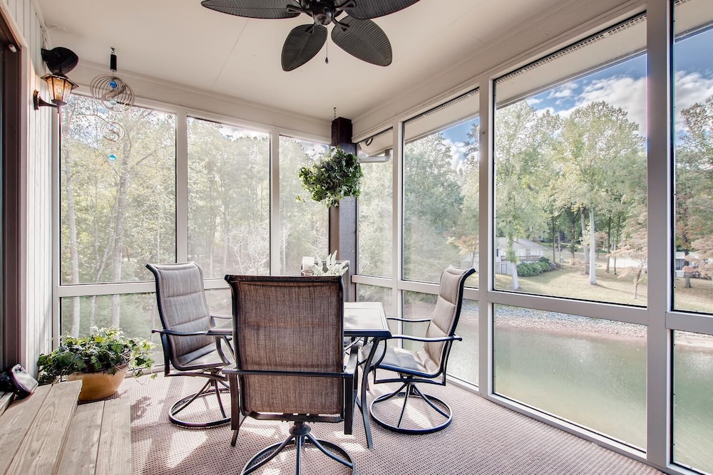 McNaron Escape - Kayaks/Pool Table (Pontoon Boat Rentals Available)