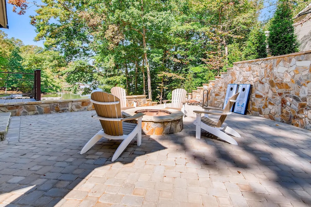 McNaron Escape - Kayaks/Pool Table (Pontoon Boat Rentals Available)