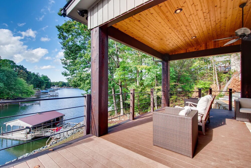 McNaron Escape - Kayaks/Pool Table (Pontoon Boat Rentals Available)