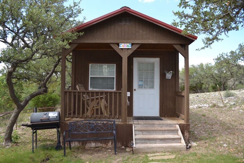 Quiet Cabin in the Country, 15 minutes from Fredericksburg, Pet