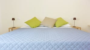 Cortinas opacas, wifi gratis, ropa de cama y acceso en silla de ruedas
