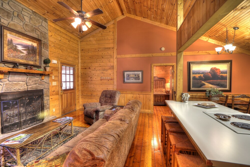 Charming & Clean Log Cabin!