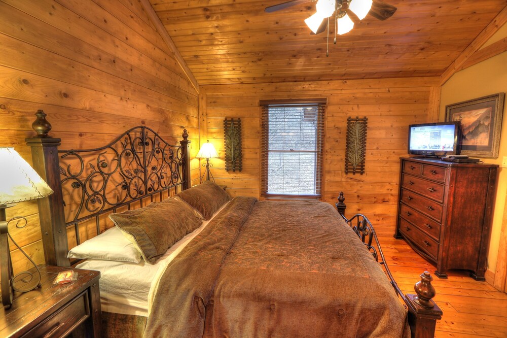 Charming & Clean Log Cabin!