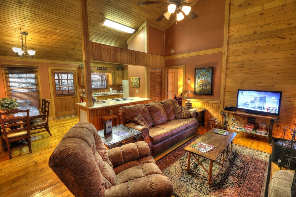 Charming & Clean Log Cabin!