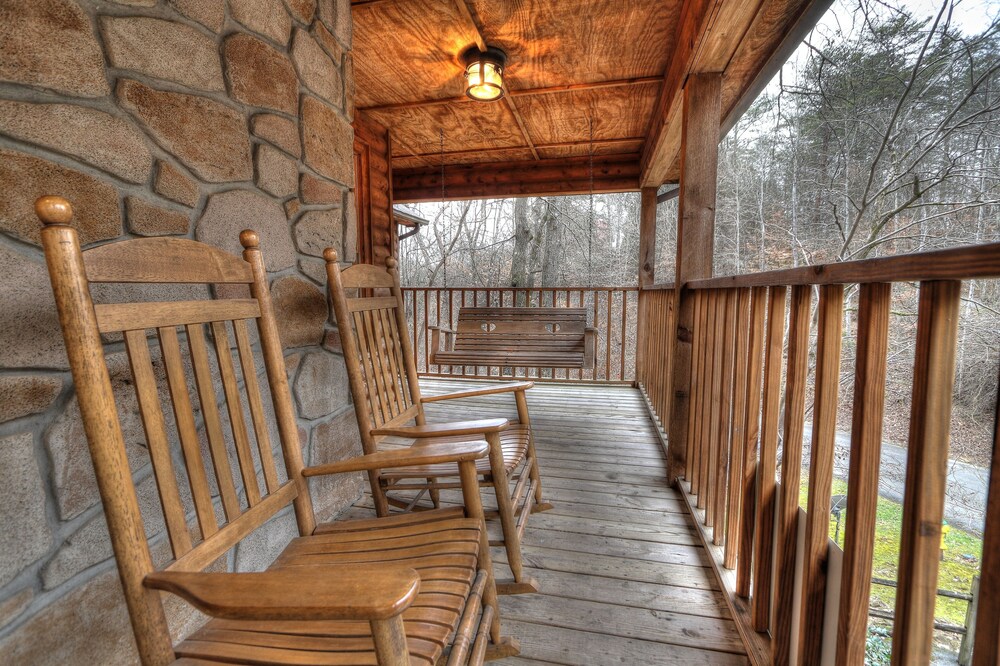 Charming & Clean Log Cabin!