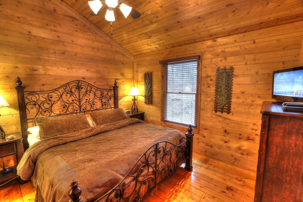 Charming & Clean Log Cabin!