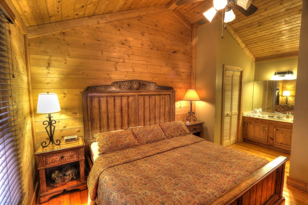 Charming & Clean Log Cabin!