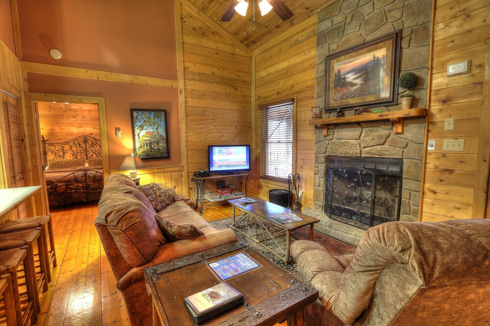 Charming & Clean Log Cabin!