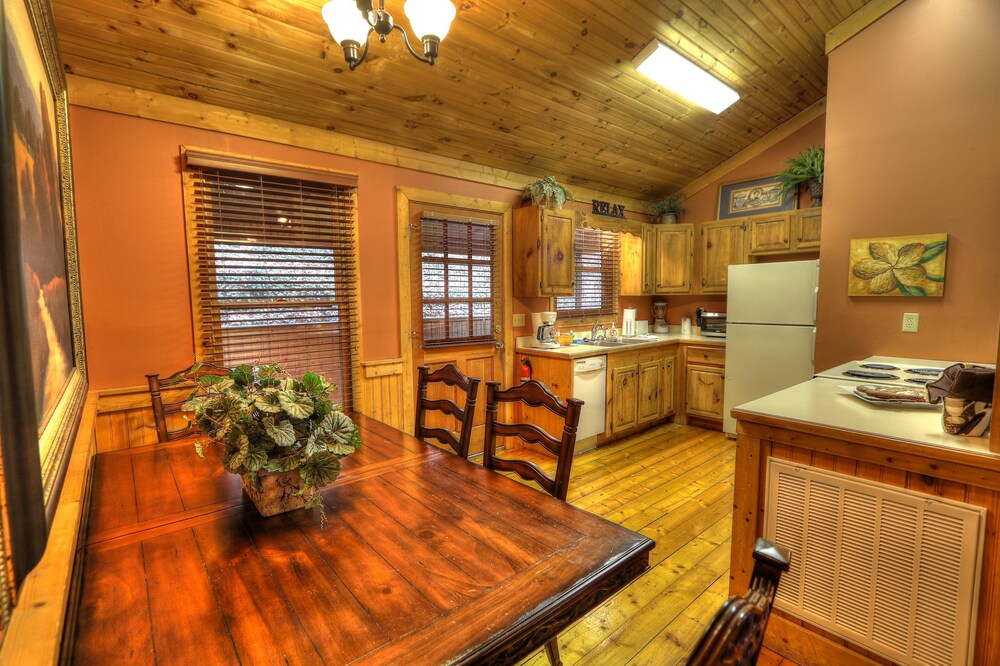 Charming & Clean Log Cabin!