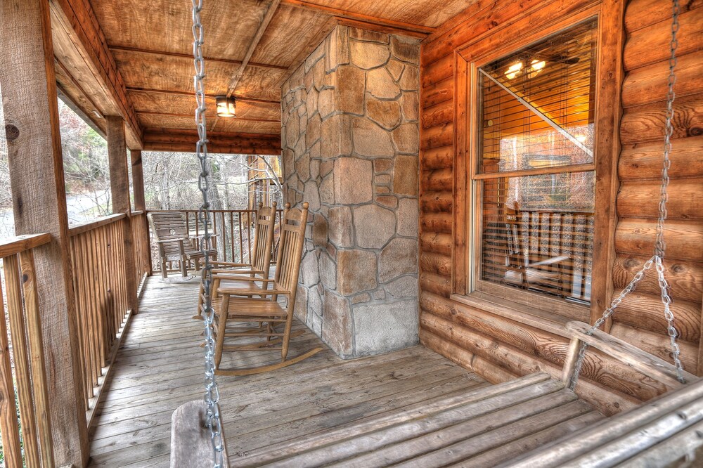 Charming & Clean Log Cabin!